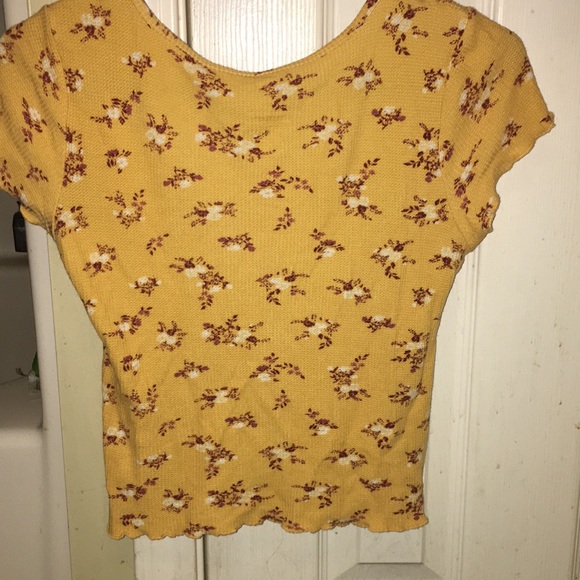 Yellow t-shirt with little flowers on it - Picture 2 of 2